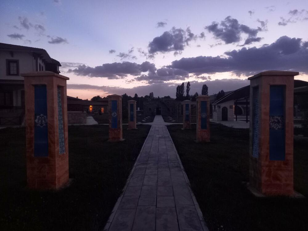 <p>Etnografski muzej Kenan Javuz u malom turskom gradu Bajburtu u crnomorskoj regiji pruža iskustvo putovanja kroz vrijeme dok oživljava prošlost, čuva tradiciju i prenosi je dalje, a posjetiocima nudi noćenje u muzeju, jedinstven gastronomski užitak, bogatu kolekciju muzejskih eksponata u okviru više različitih postavki i niz kulturno-umjetničkih programa</p>