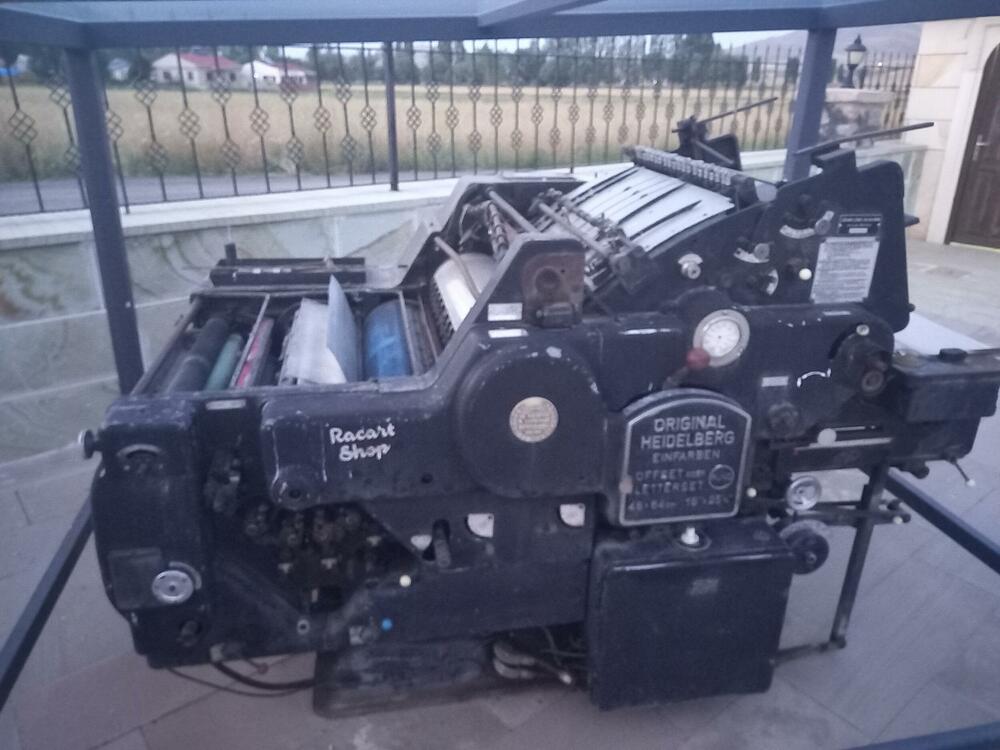 <p>Etnografski muzej Kenan Javuz u malom turskom gradu Bajburtu u crnomorskoj regiji pruža iskustvo putovanja kroz vrijeme dok oživljava prošlost, čuva tradiciju i prenosi je dalje, a posjetiocima nudi noćenje u muzeju, jedinstven gastronomski užitak, bogatu kolekciju muzejskih eksponata u okviru više različitih postavki i niz kulturno-umjetničkih programa</p>