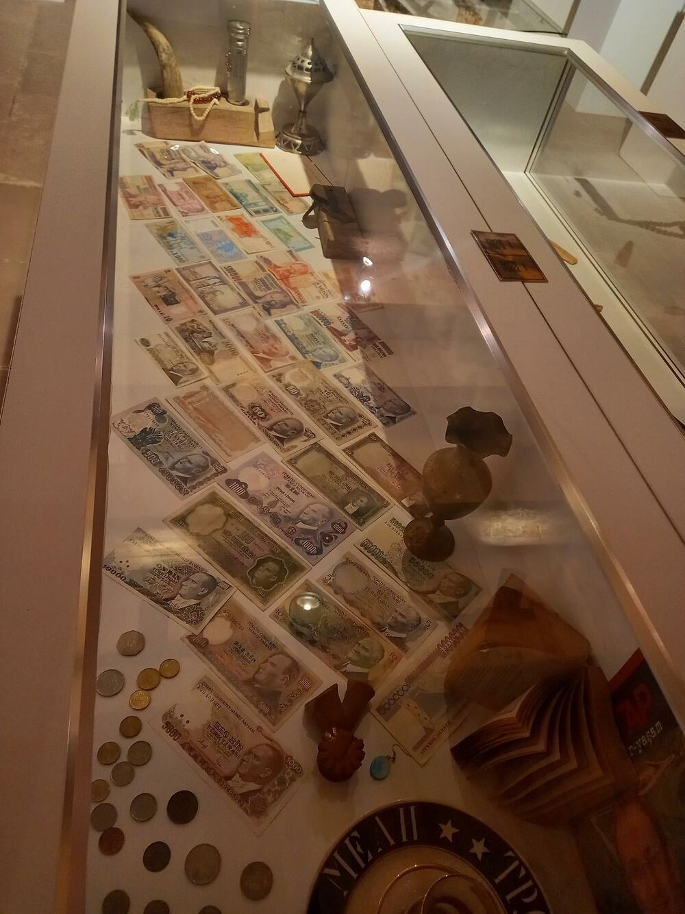 <p>Etnografski muzej Kenan Javuz u malom turskom gradu Bajburtu u crnomorskoj regiji pruža iskustvo putovanja kroz vrijeme dok oživljava prošlost, čuva tradiciju i prenosi je dalje, a posjetiocima nudi noćenje u muzeju, jedinstven gastronomski užitak, bogatu kolekciju muzejskih eksponata u okviru više različitih postavki i niz kulturno-umjetničkih programa</p>