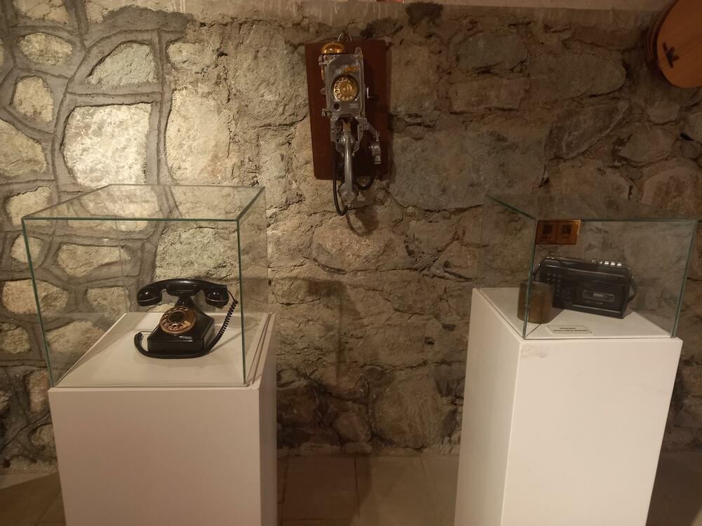 <p>Etnografski muzej Kenan Javuz u malom turskom gradu Bajburtu u crnomorskoj regiji pruža iskustvo putovanja kroz vrijeme dok oživljava prošlost, čuva tradiciju i prenosi je dalje, a posjetiocima nudi noćenje u muzeju, jedinstven gastronomski užitak, bogatu kolekciju muzejskih eksponata u okviru više različitih postavki i niz kulturno-umjetničkih programa</p>