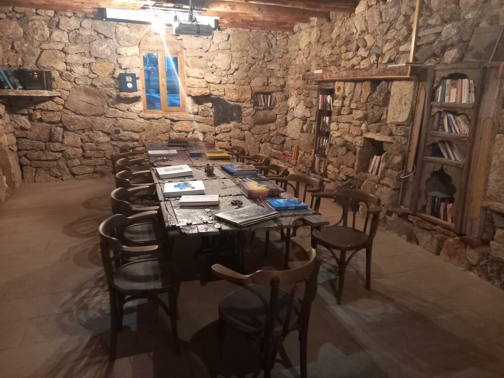 <p>Etnografski muzej Kenan Javuz u malom turskom gradu Bajburtu u crnomorskoj regiji pruža iskustvo putovanja kroz vrijeme dok oživljava prošlost, čuva tradiciju i prenosi je dalje, a posjetiocima nudi noćenje u muzeju, jedinstven gastronomski užitak, bogatu kolekciju muzejskih eksponata u okviru više različitih postavki i niz kulturno-umjetničkih programa</p>