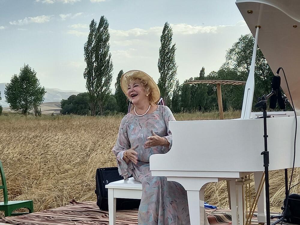 <p>Etnografski muzej Kenan Javuz u malom turskom gradu Bajburtu u crnomorskoj regiji pruža iskustvo putovanja kroz vrijeme dok oživljava prošlost, čuva tradiciju i prenosi je dalje, a posjetiocima nudi noćenje u muzeju, jedinstven gastronomski užitak, bogatu kolekciju muzejskih eksponata u okviru više različitih postavki i niz kulturno-umjetničkih programa</p>