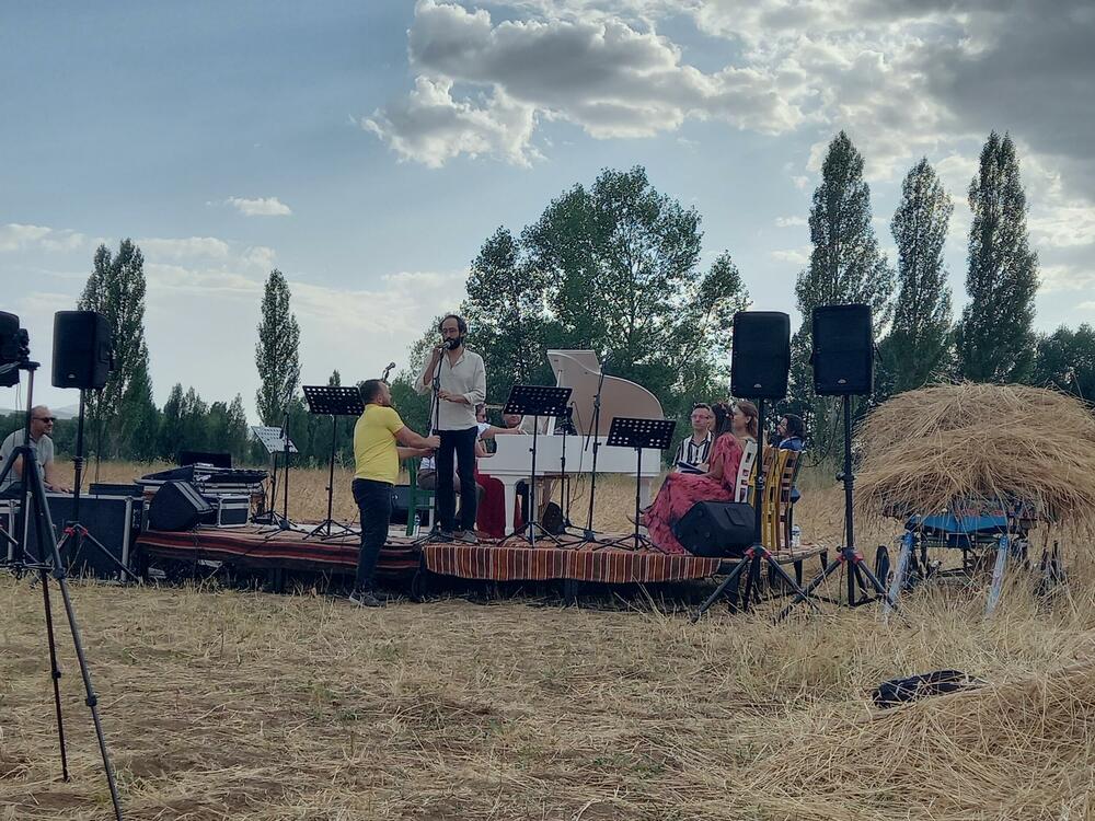 <p>Etnografski muzej Kenan Javuz u malom turskom gradu Bajburtu u crnomorskoj regiji pruža iskustvo putovanja kroz vrijeme dok oživljava prošlost, čuva tradiciju i prenosi je dalje, a posjetiocima nudi noćenje u muzeju, jedinstven gastronomski užitak, bogatu kolekciju muzejskih eksponata u okviru više različitih postavki i niz kulturno-umjetničkih programa</p>