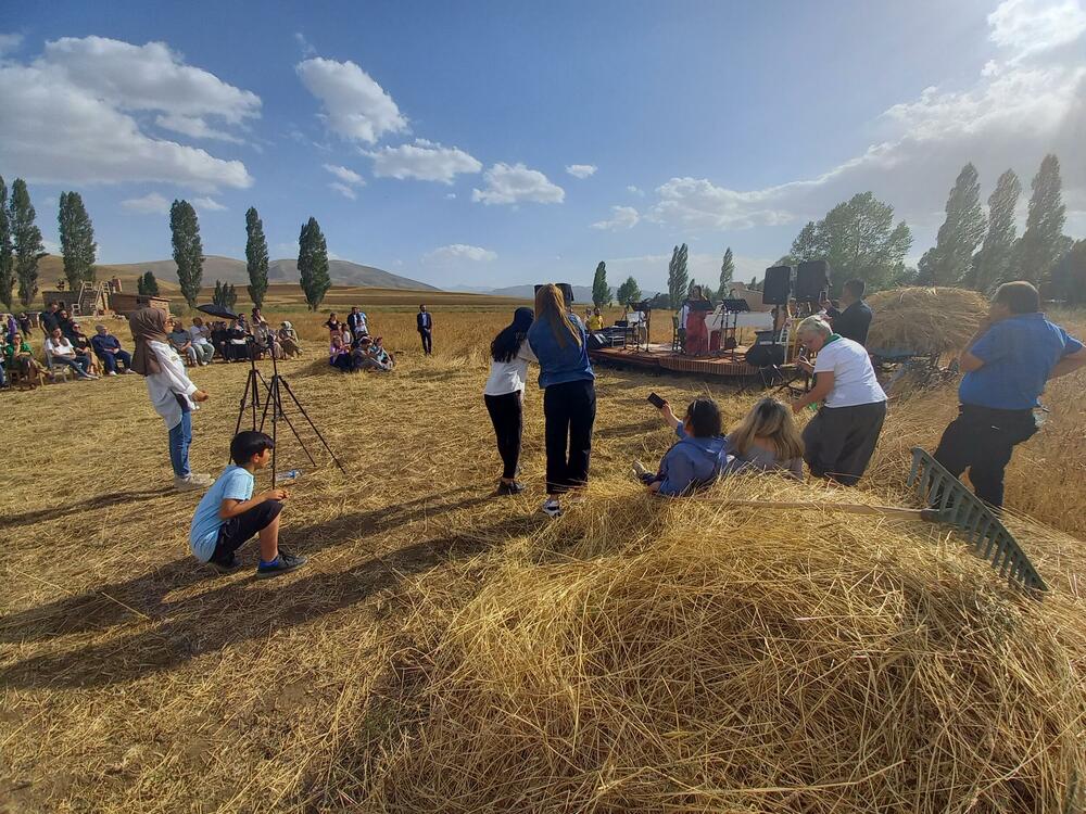 <p>Etnografski muzej Kenan Javuz u malom turskom gradu Bajburtu u crnomorskoj regiji pruža iskustvo putovanja kroz vrijeme dok oživljava prošlost, čuva tradiciju i prenosi je dalje, a posjetiocima nudi noćenje u muzeju, jedinstven gastronomski užitak, bogatu kolekciju muzejskih eksponata u okviru više različitih postavki i niz kulturno-umjetničkih programa</p>