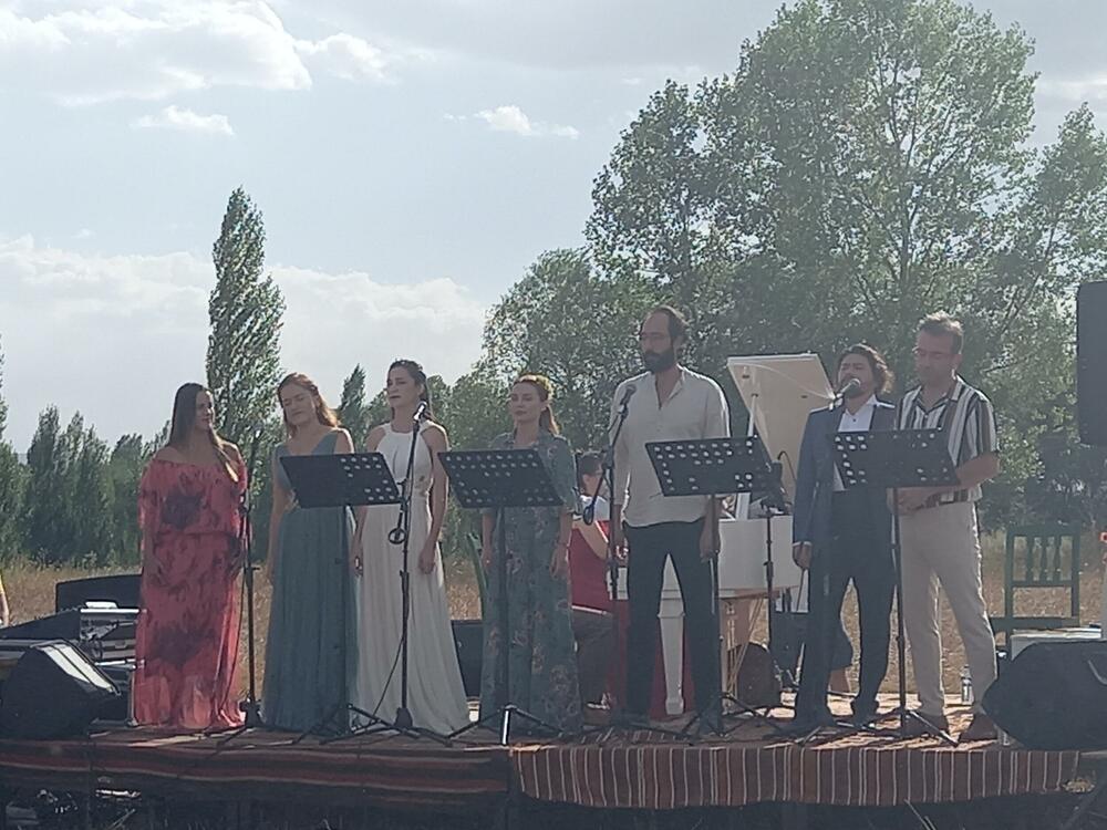 <p>Etnografski muzej Kenan Javuz u malom turskom gradu Bajburtu u crnomorskoj regiji pruža iskustvo putovanja kroz vrijeme dok oživljava prošlost, čuva tradiciju i prenosi je dalje, a posjetiocima nudi noćenje u muzeju, jedinstven gastronomski užitak, bogatu kolekciju muzejskih eksponata u okviru više različitih postavki i niz kulturno-umjetničkih programa</p>