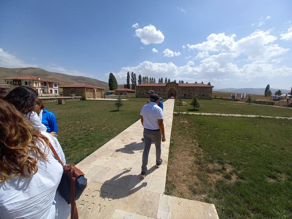 <p>Etnografski muzej Kenan Javuz u malom turskom gradu Bajburtu u crnomorskoj regiji pruža iskustvo putovanja kroz vrijeme dok oživljava prošlost, čuva tradiciju i prenosi je dalje, a posjetiocima nudi noćenje u muzeju, jedinstven gastronomski užitak, bogatu kolekciju muzejskih eksponata u okviru više različitih postavki i niz kulturno-umjetničkih programa</p>