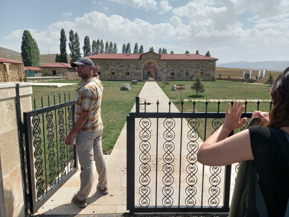 <p>Etnografski muzej Kenan Javuz u malom turskom gradu Bajburtu u crnomorskoj regiji pruža iskustvo putovanja kroz vrijeme dok oživljava prošlost, čuva tradiciju i prenosi je dalje, a posjetiocima nudi noćenje u muzeju, jedinstven gastronomski užitak, bogatu kolekciju muzejskih eksponata u okviru više različitih postavki i niz kulturno-umjetničkih programa</p>