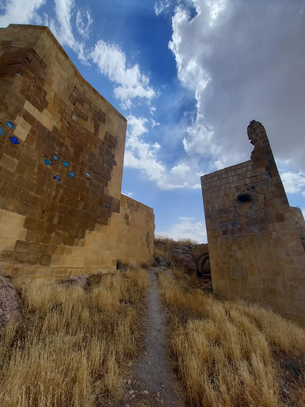 <p>Etnografski muzej Kenan Javuz u malom turskom gradu Bajburtu u crnomorskoj regiji pruža iskustvo putovanja kroz vrijeme dok oživljava prošlost, čuva tradiciju i prenosi je dalje, a posjetiocima nudi noćenje u muzeju, jedinstven gastronomski užitak, bogatu kolekciju muzejskih eksponata u okviru više različitih postavki i niz kulturno-umjetničkih programa</p>