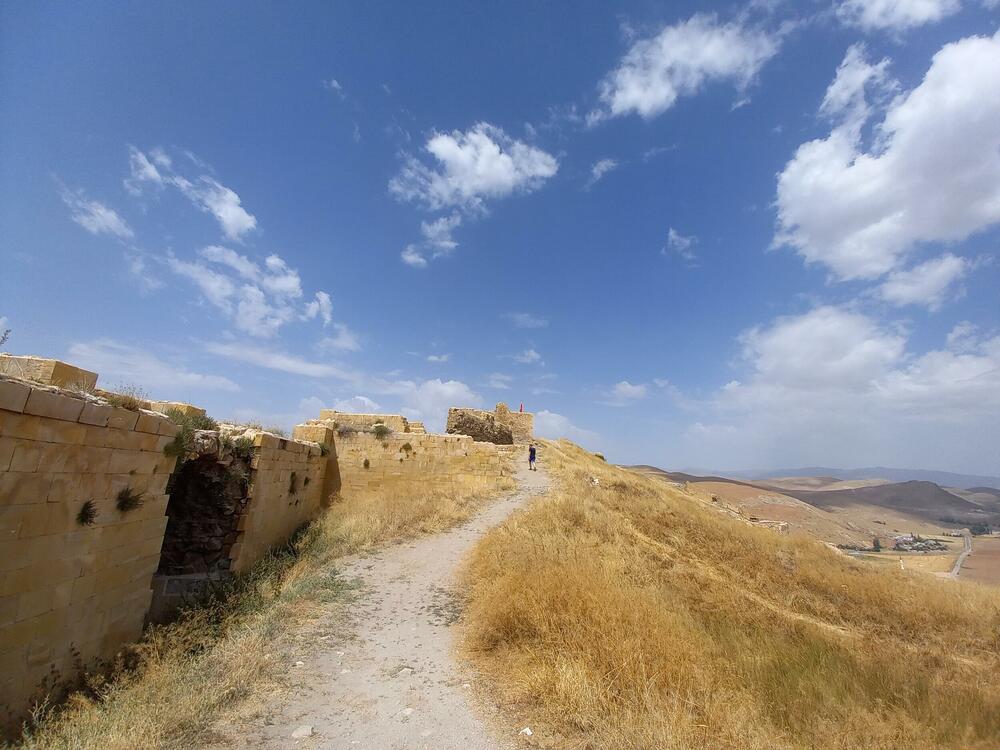 <p>Etnografski muzej Kenan Javuz u malom turskom gradu Bajburtu u crnomorskoj regiji pruža iskustvo putovanja kroz vrijeme dok oživljava prošlost, čuva tradiciju i prenosi je dalje, a posjetiocima nudi noćenje u muzeju, jedinstven gastronomski užitak, bogatu kolekciju muzejskih eksponata u okviru više različitih postavki i niz kulturno-umjetničkih programa</p>