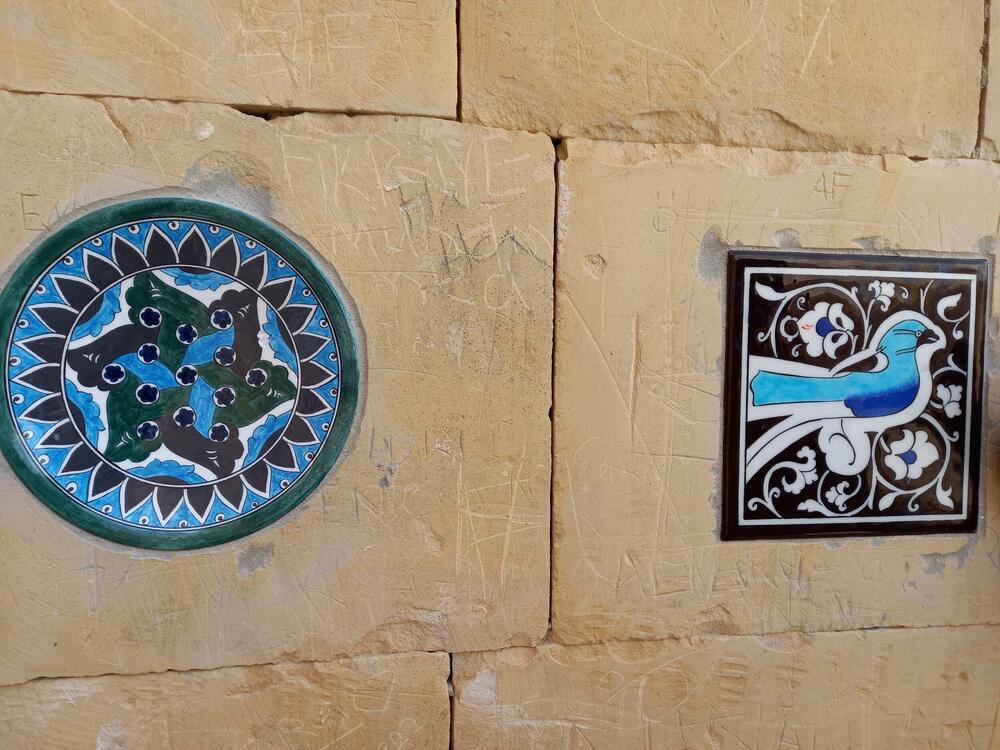 <p>Etnografski muzej Kenan Javuz u malom turskom gradu Bajburtu u crnomorskoj regiji pruža iskustvo putovanja kroz vrijeme dok oživljava prošlost, čuva tradiciju i prenosi je dalje, a posjetiocima nudi noćenje u muzeju, jedinstven gastronomski užitak, bogatu kolekciju muzejskih eksponata u okviru više različitih postavki i niz kulturno-umjetničkih programa</p>