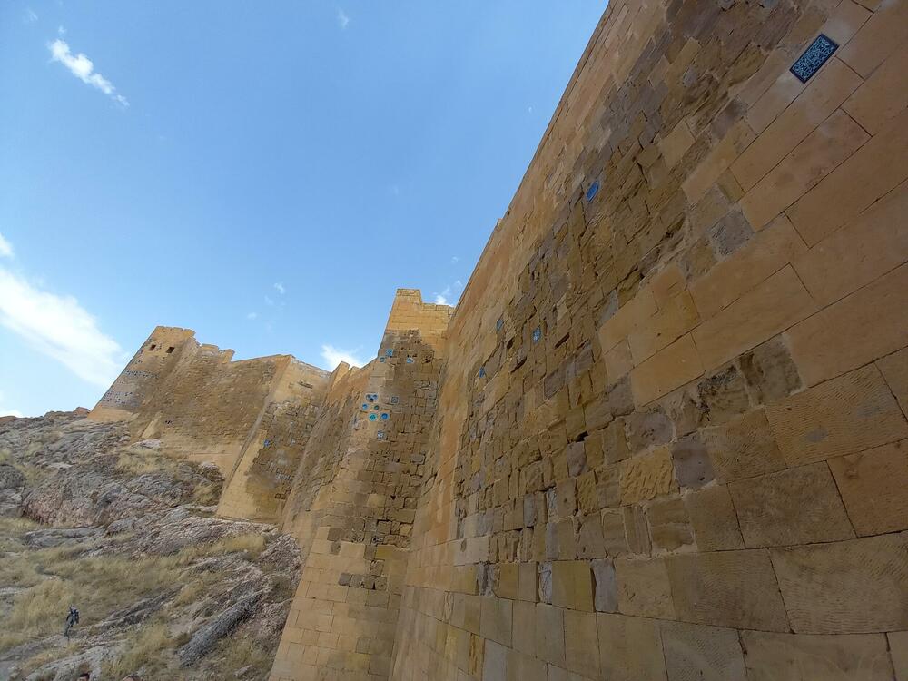 <p>Etnografski muzej Kenan Javuz u malom turskom gradu Bajburtu u crnomorskoj regiji pruža iskustvo putovanja kroz vrijeme dok oživljava prošlost, čuva tradiciju i prenosi je dalje, a posjetiocima nudi noćenje u muzeju, jedinstven gastronomski užitak, bogatu kolekciju muzejskih eksponata u okviru više različitih postavki i niz kulturno-umjetničkih programa</p>