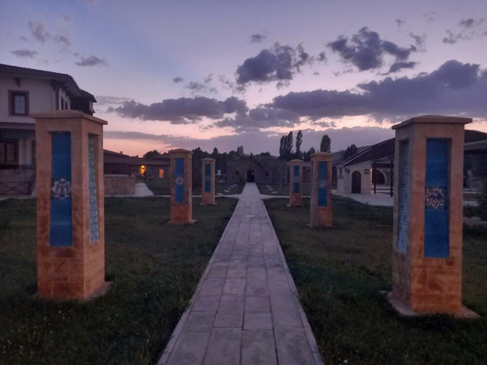 Dvorište muzeja koje vodi ka drugim jedinicama kompleksa