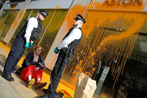 Ekološki aktivisti ofarbali izlog salona Aston Martin u Londonu