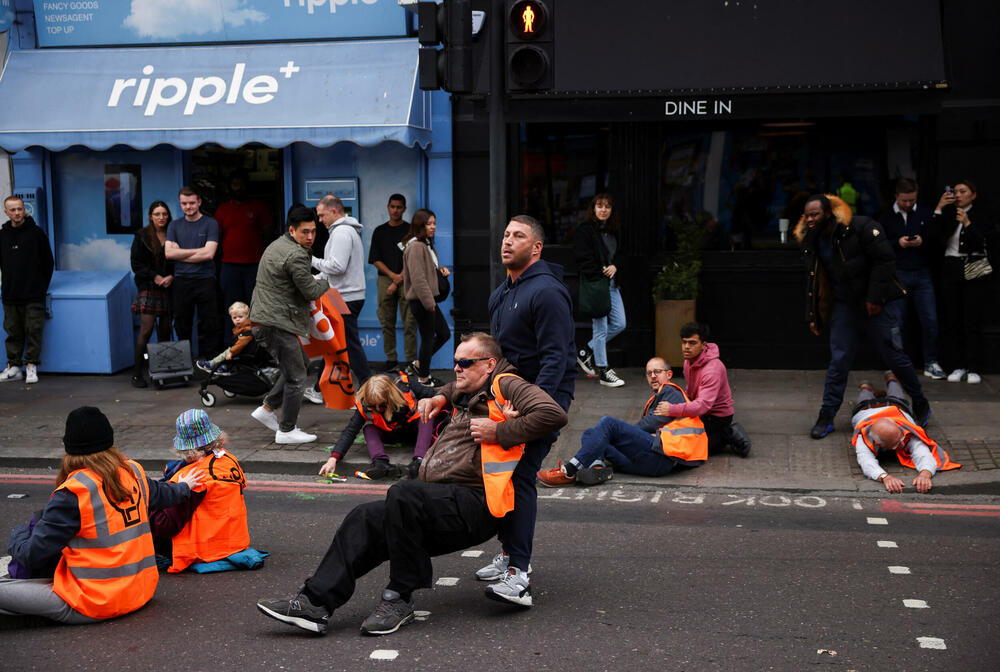 <p>Dok je grupa aktivista blokirala saobraćaj u Park Lejnu, jednoj od najluksuznijih saobraćajnica prijestonice kod Hajd parka</p>