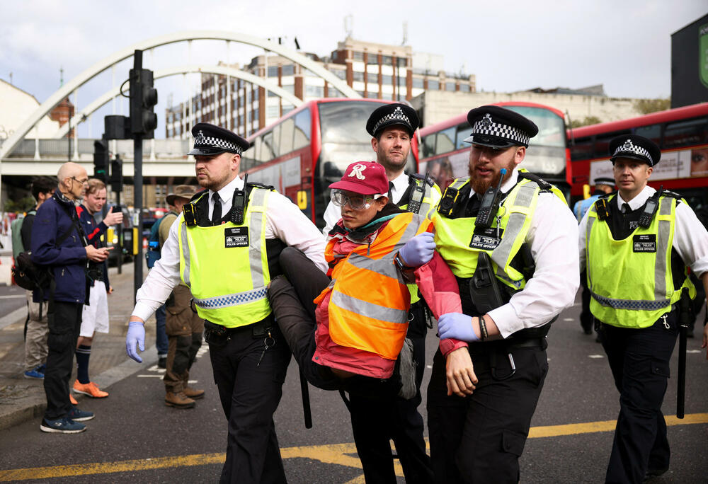 <p>Dok je grupa aktivista blokirala saobraćaj u Park Lejnu, jednoj od najluksuznijih saobraćajnica prijestonice kod Hajd parka</p>
