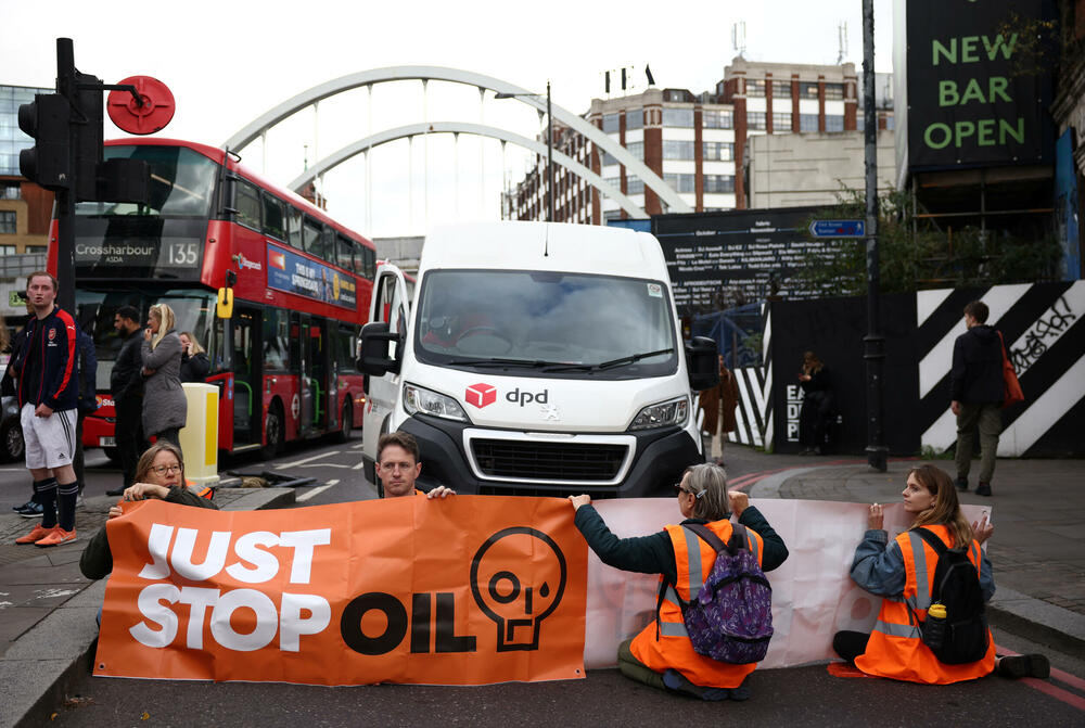 <p>Dok je grupa aktivista blokirala saobraćaj u Park Lejnu, jednoj od najluksuznijih saobraćajnica prijestonice kod Hajd parka</p>