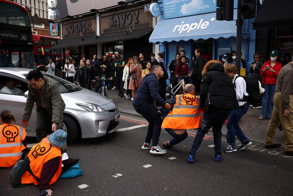 <p>Dok je grupa aktivista blokirala saobraćaj u Park Lejnu, jednoj od najluksuznijih saobraćajnica prijestonice kod Hajd parka</p>