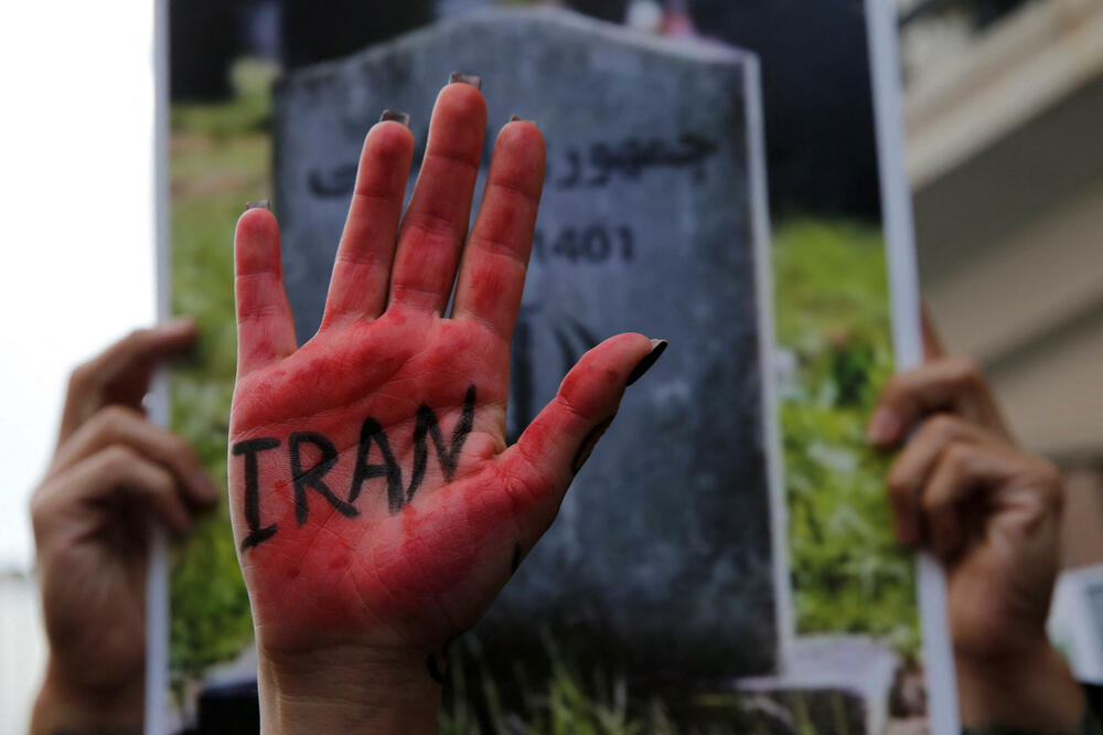 Sa protesta podrške ženama iz Irana u Istanbulu, Foto: Reuters