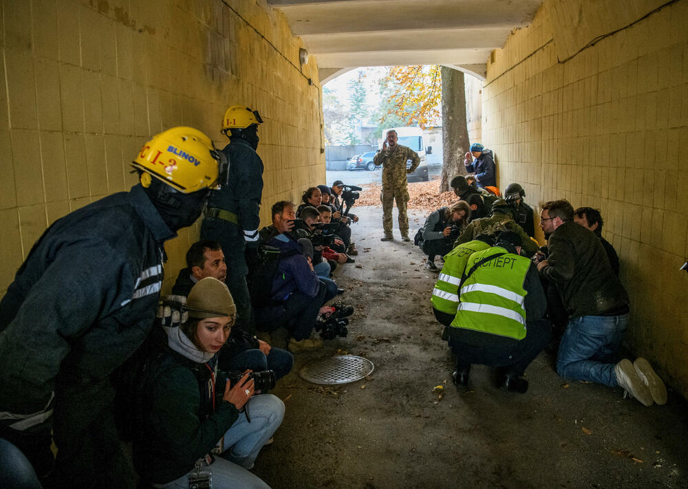 Stanovnici KIjeva, novinari i policija u skloništu tokom napada