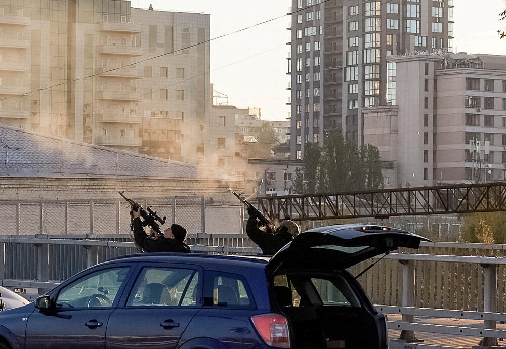 Ukrajinski policajci pucaju na dron tokom jučerašnjeg napada u Kijevu