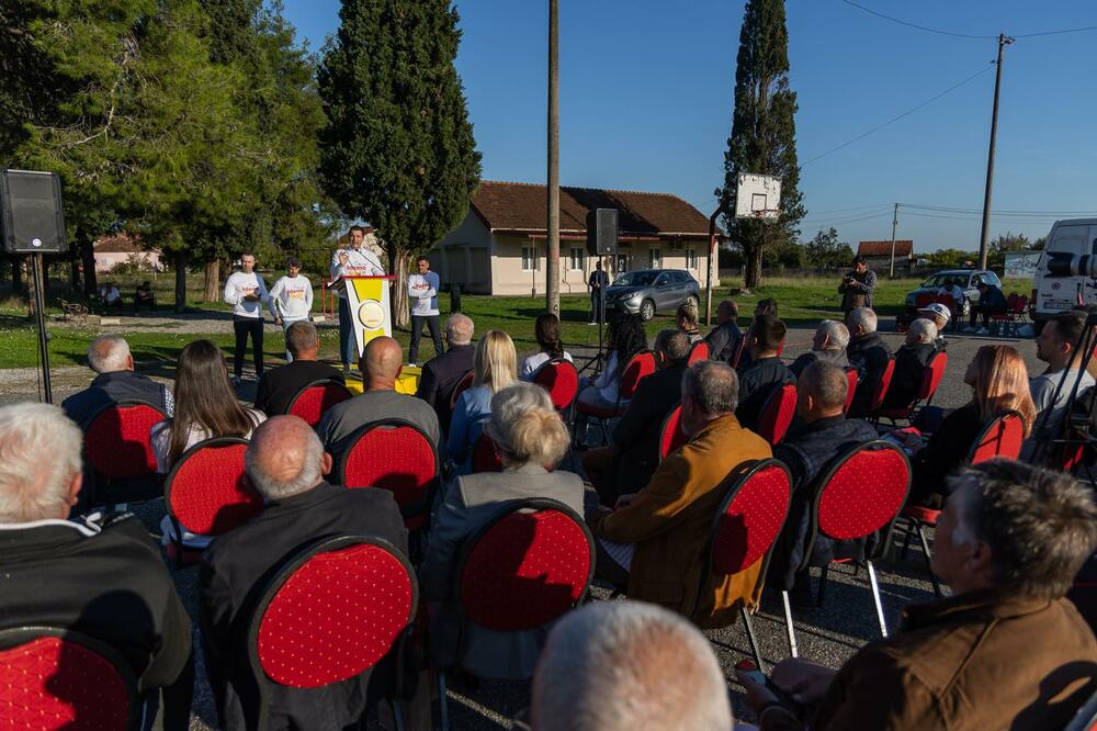 Bečić tokom posjete Botunu, Foto: Demokratska Crna Gora