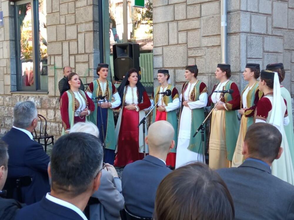 spomen bista Starcu Miliji