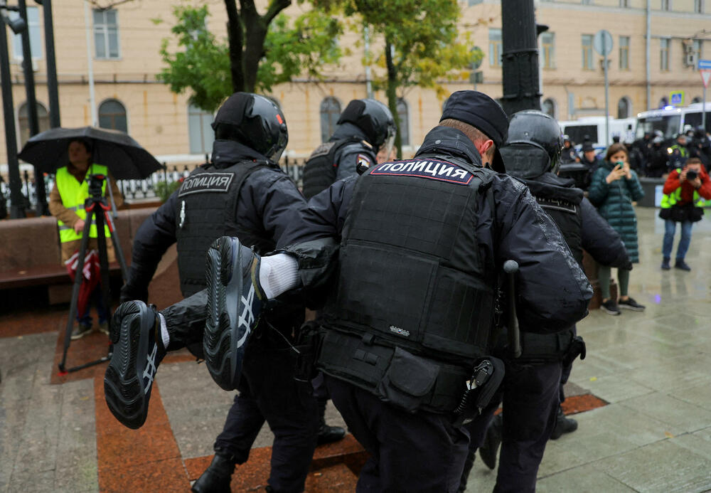 Privođenje tokom protesta u Moskvi 24. septembra 