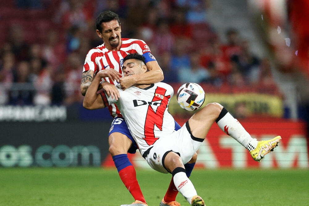 Savić u duelu sa Falkaom, Foto: Reuters
