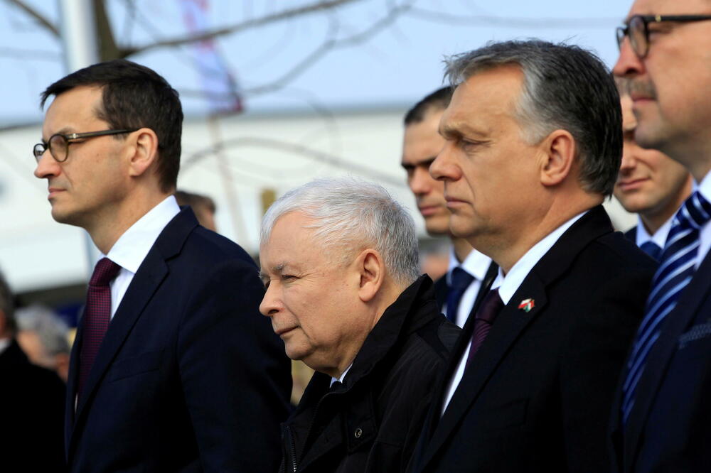 Mateuš Moravjecki, Jaroslav Kačinjski i Viktor Orban u Budimpešti u aprilu 2018., Foto: Rojters
