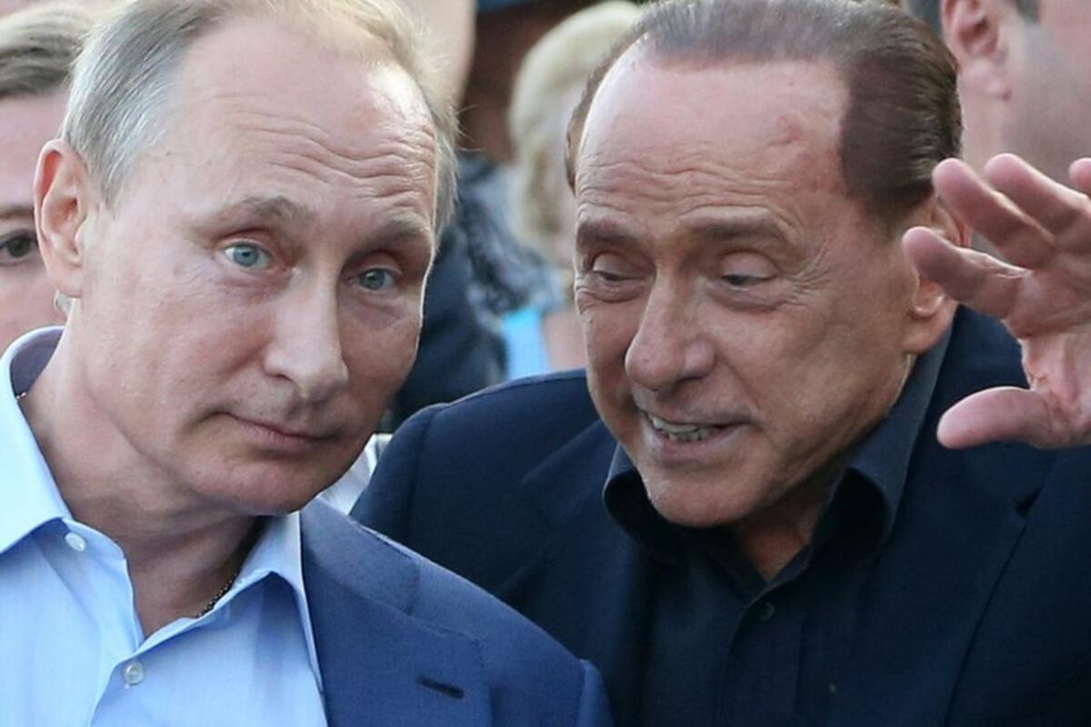 Berlusconi ammette che Putin gli ha inviato “belle lettere” e vodka, come rivela il video