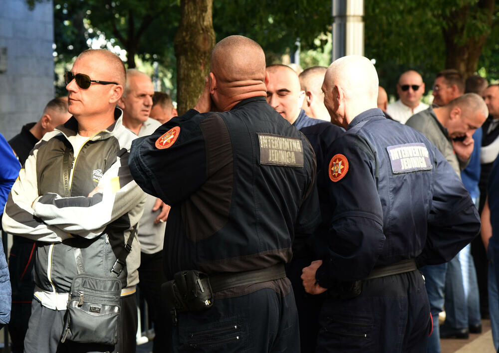 protest policajaca ispred Vlade