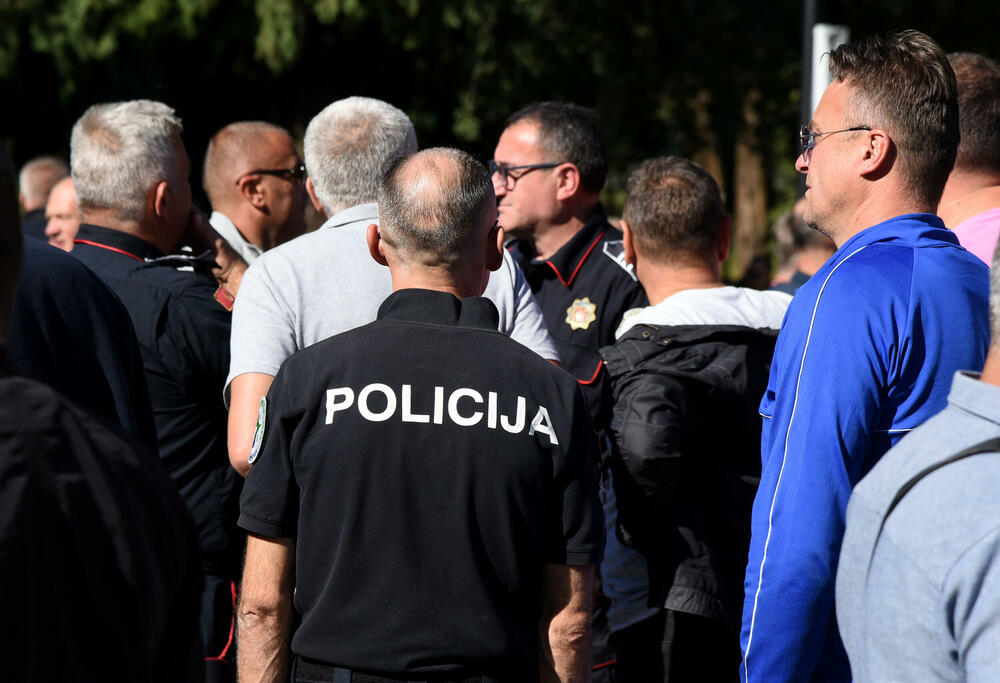 <p>Rmandić je rekao da su policajce danas ispred zgrade Vlade okupila dva čovjeka - ministar unutrašnjih poslova Filip Adžić i predsjednik Vlade Dritan Abazović, od kojih traže da ispune obećanja</p>