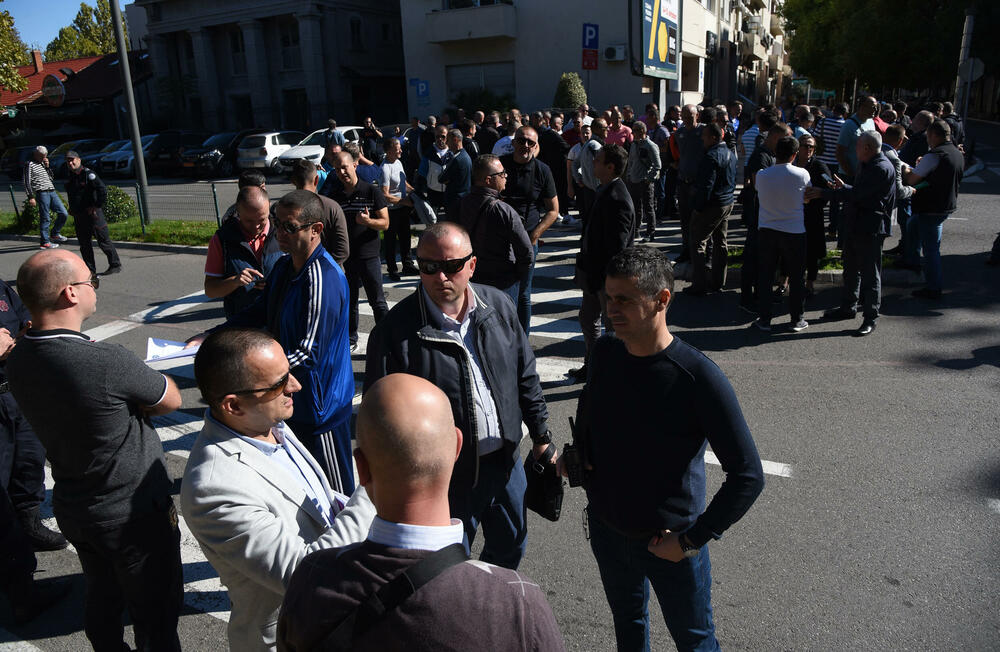 <p>Rmandić je rekao da su policajce danas ispred zgrade Vlade okupila dva čovjeka - ministar unutrašnjih poslova Filip Adžić i predsjednik Vlade Dritan Abazović, od kojih traže da ispune obećanja</p>