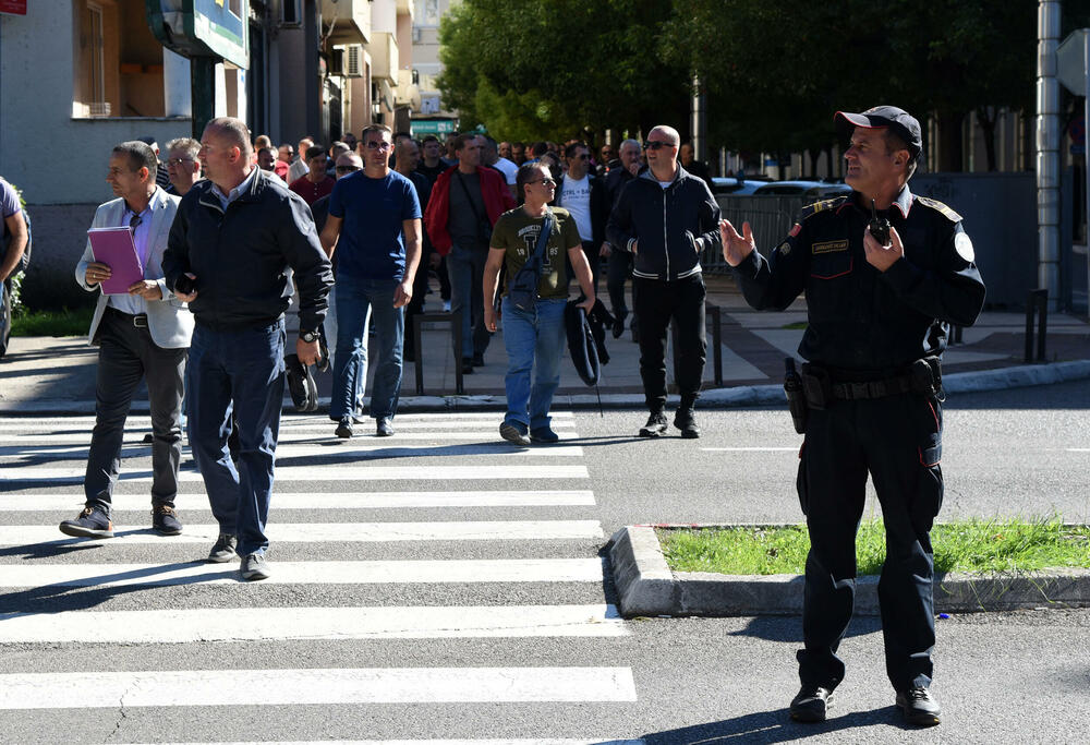<p>Rmandić je rekao da su policajce danas ispred zgrade Vlade okupila dva čovjeka - ministar unutrašnjih poslova Filip Adžić i predsjednik Vlade Dritan Abazović, od kojih traže da ispune obećanja</p>