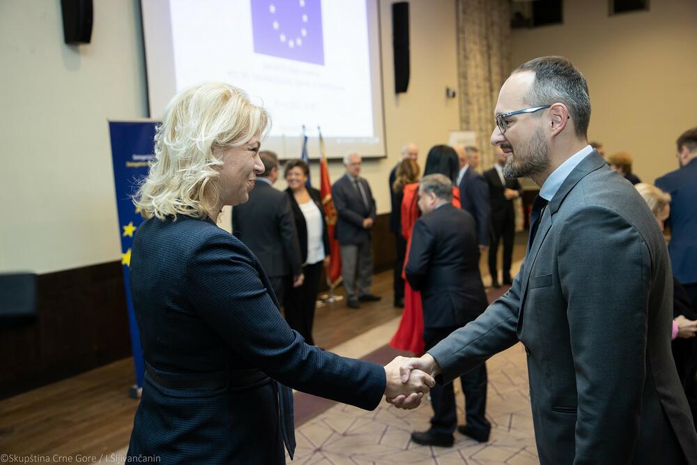 <p>"Zajednički je konstatovano da je Crna Gora i dalje predvodnica u procesu evropskih integracija, te da je potrebno da svi politički akteri daju maksimalan doprinos kako bismo što prije postali članica EU, što je od suštinskog značaja za naše građane koji u velikom procentu podržavaju pristupanje evropskoj porodici naroda"</p>