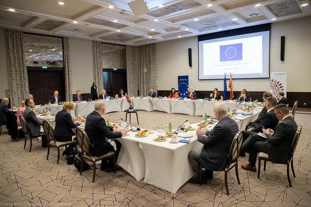 <p>"Zajednički je konstatovano da je Crna Gora i dalje predvodnica u procesu evropskih integracija, te da je potrebno da svi politički akteri daju maksimalan doprinos kako bismo što prije postali članica EU, što je od suštinskog značaja za naše građane koji u velikom procentu podržavaju pristupanje evropskoj porodici naroda"</p>