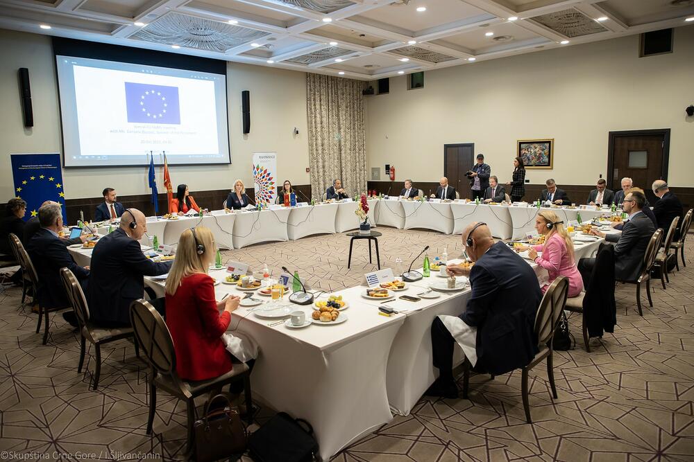 <p>"Zajednički je konstatovano da je Crna Gora i dalje predvodnica u procesu evropskih integracija, te da je potrebno da svi politički akteri daju maksimalan doprinos kako bismo što prije postali članica EU, što je od suštinskog značaja za naše građane koji u velikom procentu podržavaju pristupanje evropskoj porodici naroda"</p>