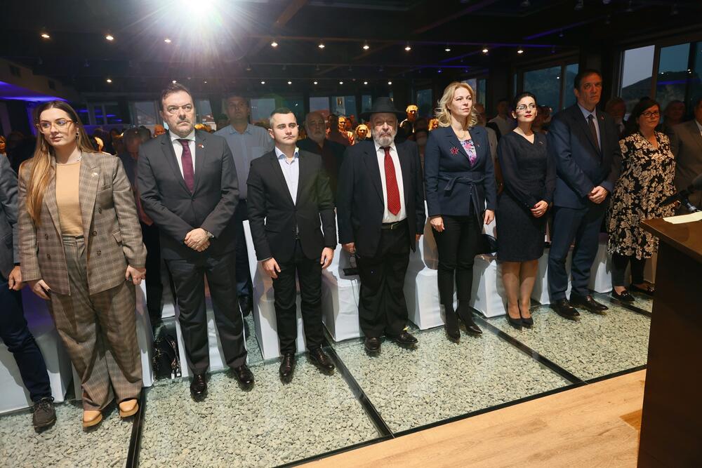 <p>Kao i Jevreji, kazala je Đurović, i Crnogorci su se često nalazili na vjetrometini i raskrsnici različitih interesa velikih sila, koje su imale svoje planove za ovaj prostor</p>