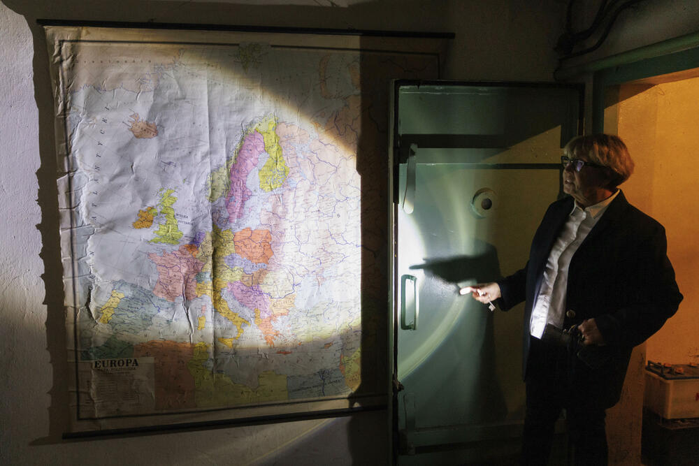 Eva Karpinska pored stare mape u skloništu u Varšavi 