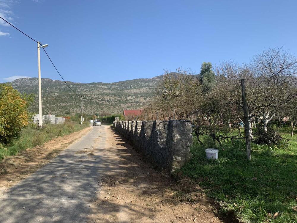 <p>Milatović je za "Vijesti" rekao da ni ne zna ko je juče odlučio da proširuje put, već da su mu samo došli na imanje sa geodetom, označili tačke do kojih će se put širiti i krenuli sa radovima, poručivši mu da se po obavljenom poslu sudi sa njima</p>