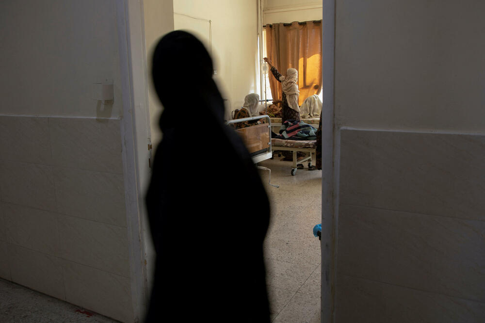 Žena prolazi pored sobe u kojoj se kako se sumnja nalaze oboljeli od kolere: Detalj iz grada Hasake, Foto: Reuters
