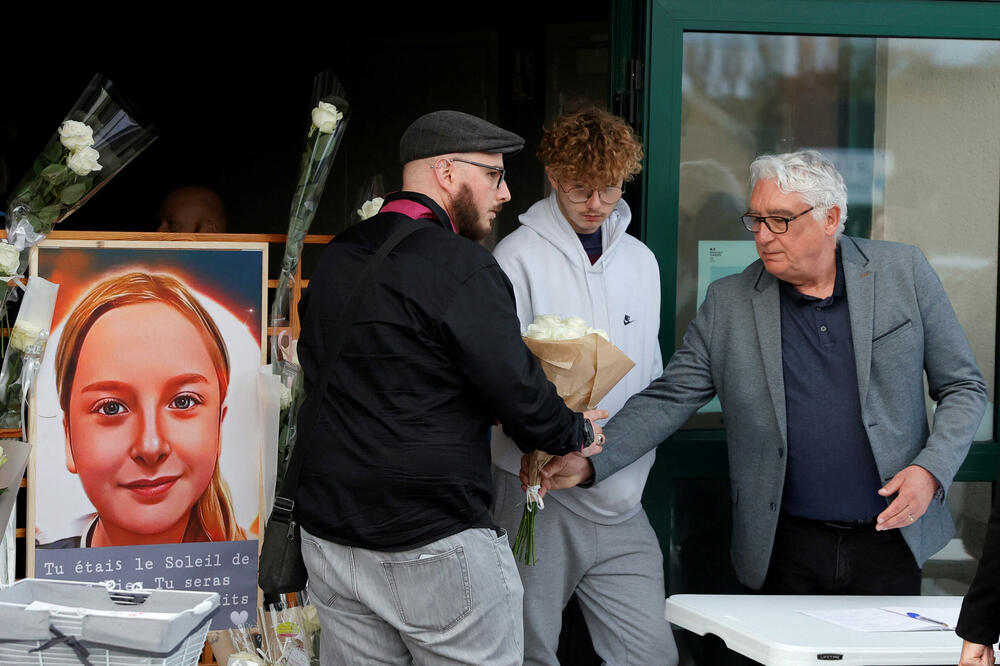 Odavanje pošte ubijenoj djevojčici u francuskom gradu Fukrej, Foto: Reuters