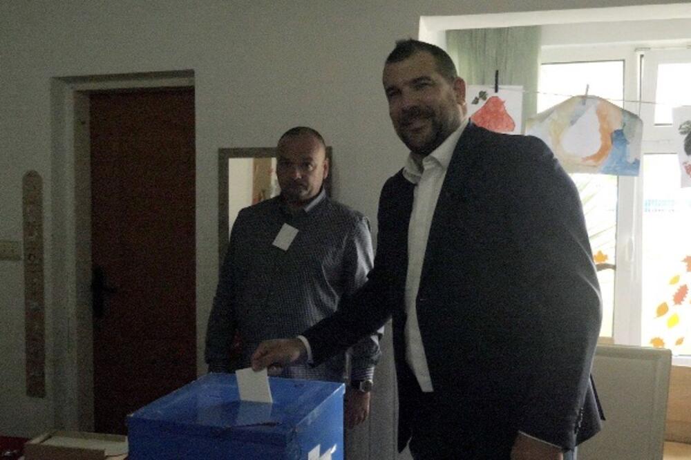 Krapović tokom današnjeg glasanja, Foto: Demokratska Crna Gora