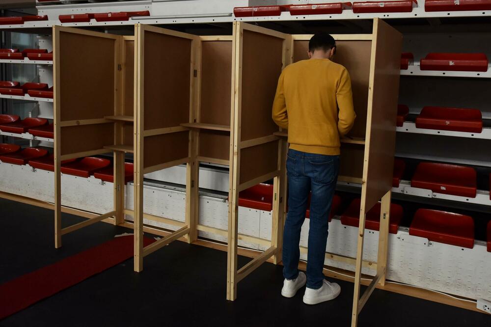 Sa jednog glasačkog mjesta u Podgorici, Foto: Boris Pejović