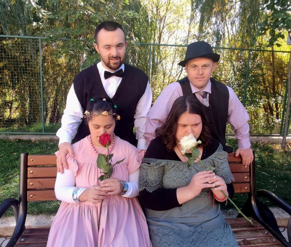 Dio učesnika predstave ikšićkog Dnevnog centra za djecu sa smetnjama u razvoju i osobe sa invaliditetom