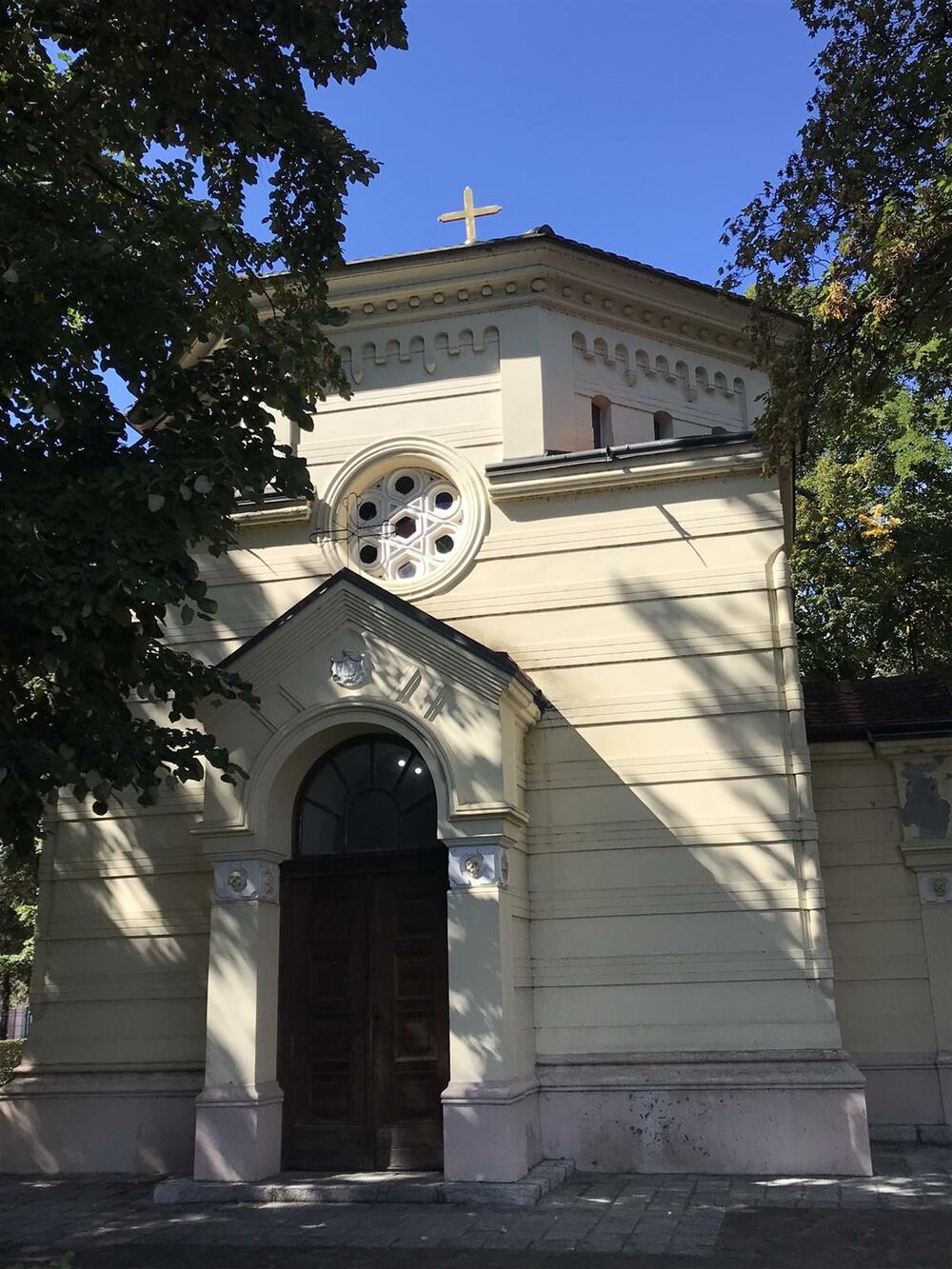 Kapela u okviru koje su ostaci Ćele-kule