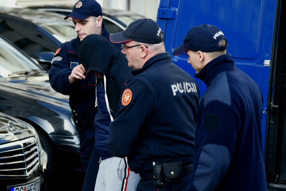 Privođenje jednog od uhapšenih na saslušanje, Foto: Luka Zeković