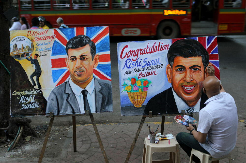 Umjetnik u Mumbaju izrađuje slike u čast izbora Rišija Sunaka za britanskog premijera, Foto: Rojters