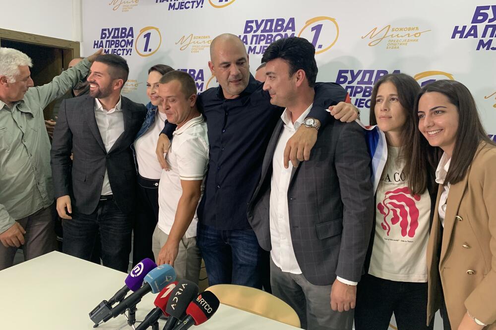Milo Božović sa pristalicama nakon objavljivanja pobjede u Budvi, Foto: Vuk Lajović