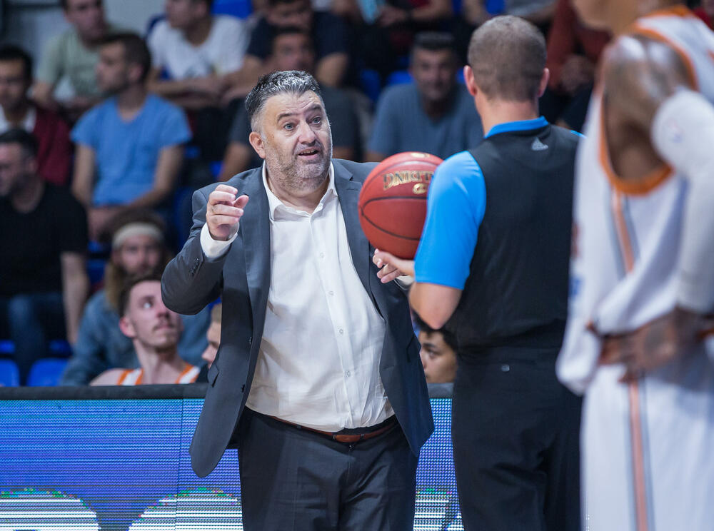 Trener Promiteasa Makis Jatras u razgovoru sa sudijama